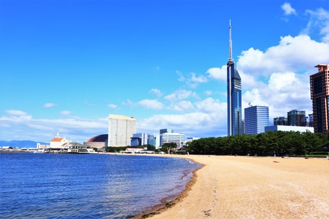 福岡タワーとシーサイドももちの海辺